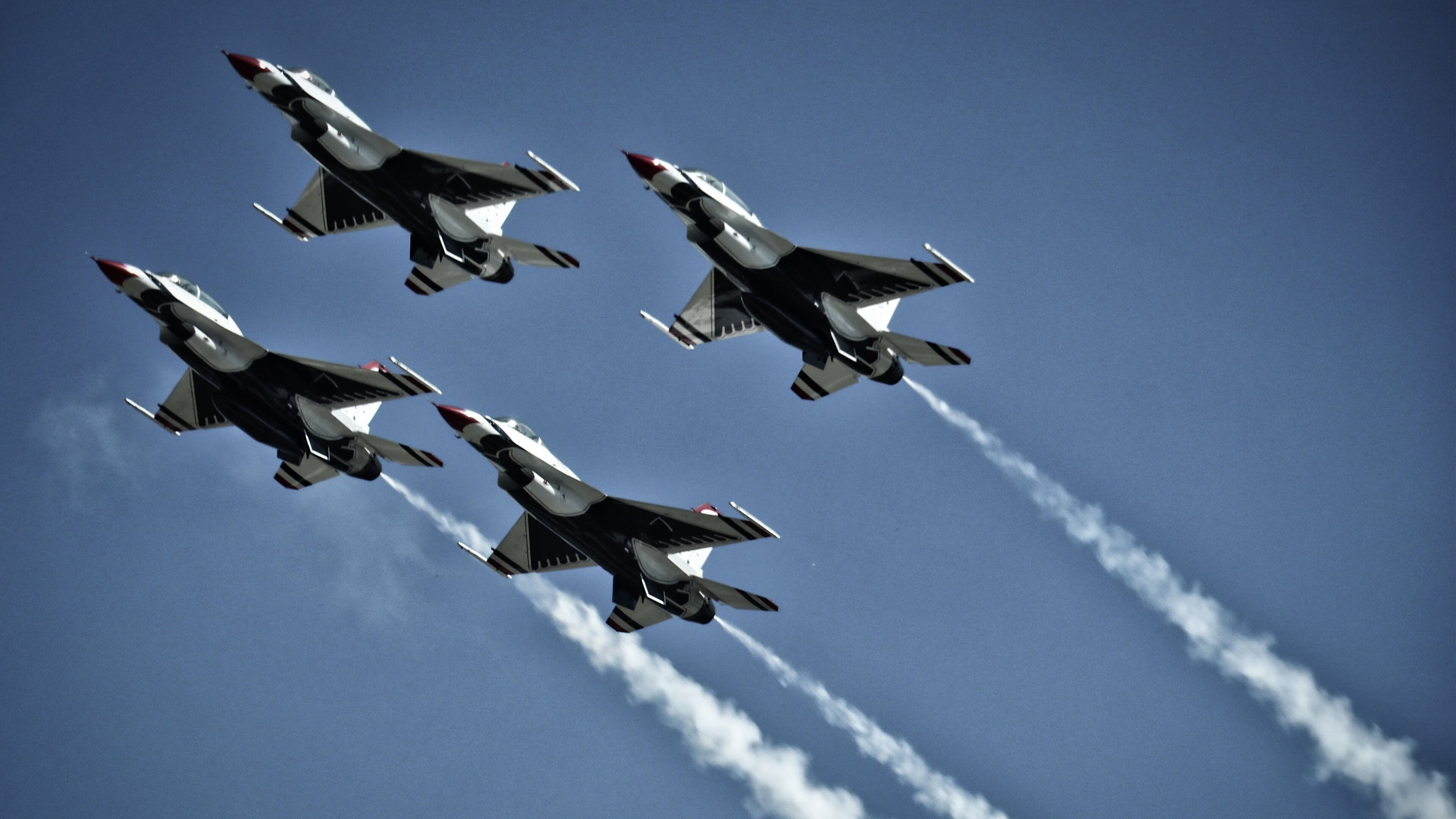 引擎咆哮与篮球轰鸣,体育盛宴开幕周的双重奏