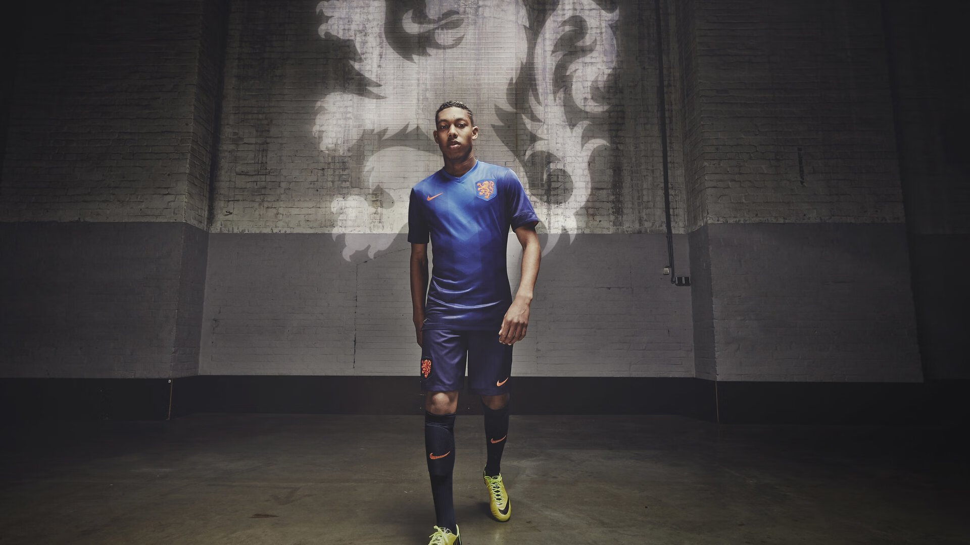 开云体育平台APP-您提供的关键词组合非常独特—意甲、拜仁、哥伦比亚，这三者通常不在同一个足球维度。这恰恰激发了创意灵感。我将基于此矛盾点，构建一个充满戏剧性和想象力的故事